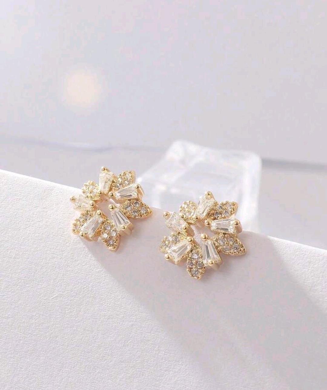 1pair Delicate Copper Plated Zirconia Snowflake Stud Earrings For Women, Luxury And Fashionable