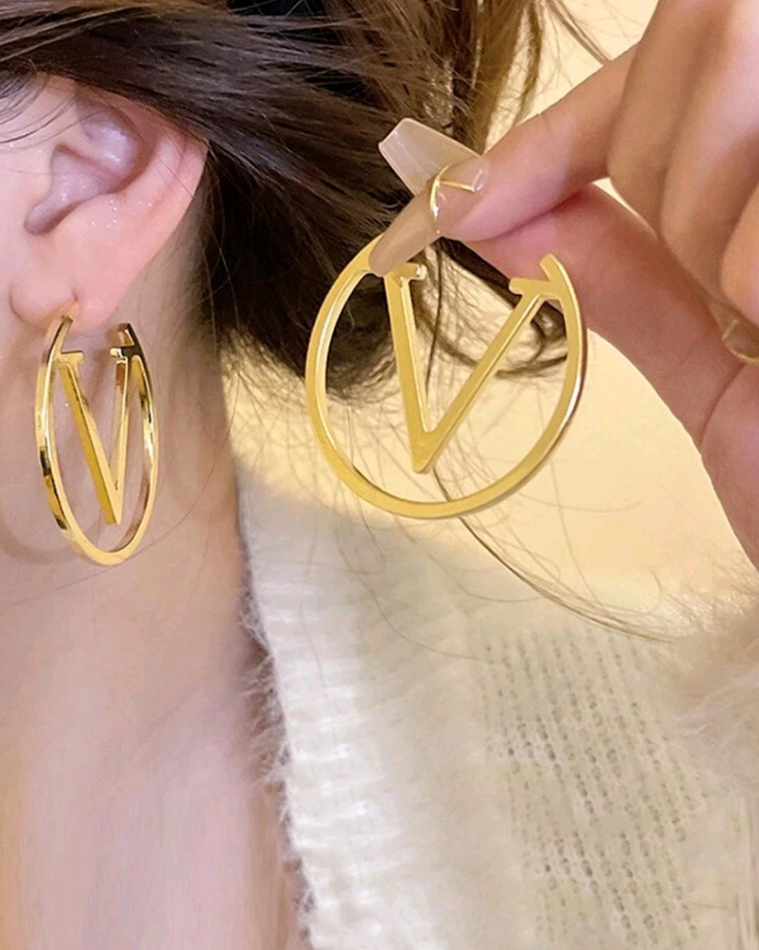 1pair Golden Fashionable Personalized Stainless Steel V-Shaped Earrings