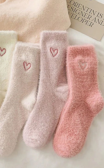 2 Pairs Of Pink Fuzzy Women's Crew Socks, Heart-Shaped Warm Socks, Soft And Comfortable, Suitable For Autumn And Winter,Random Colors