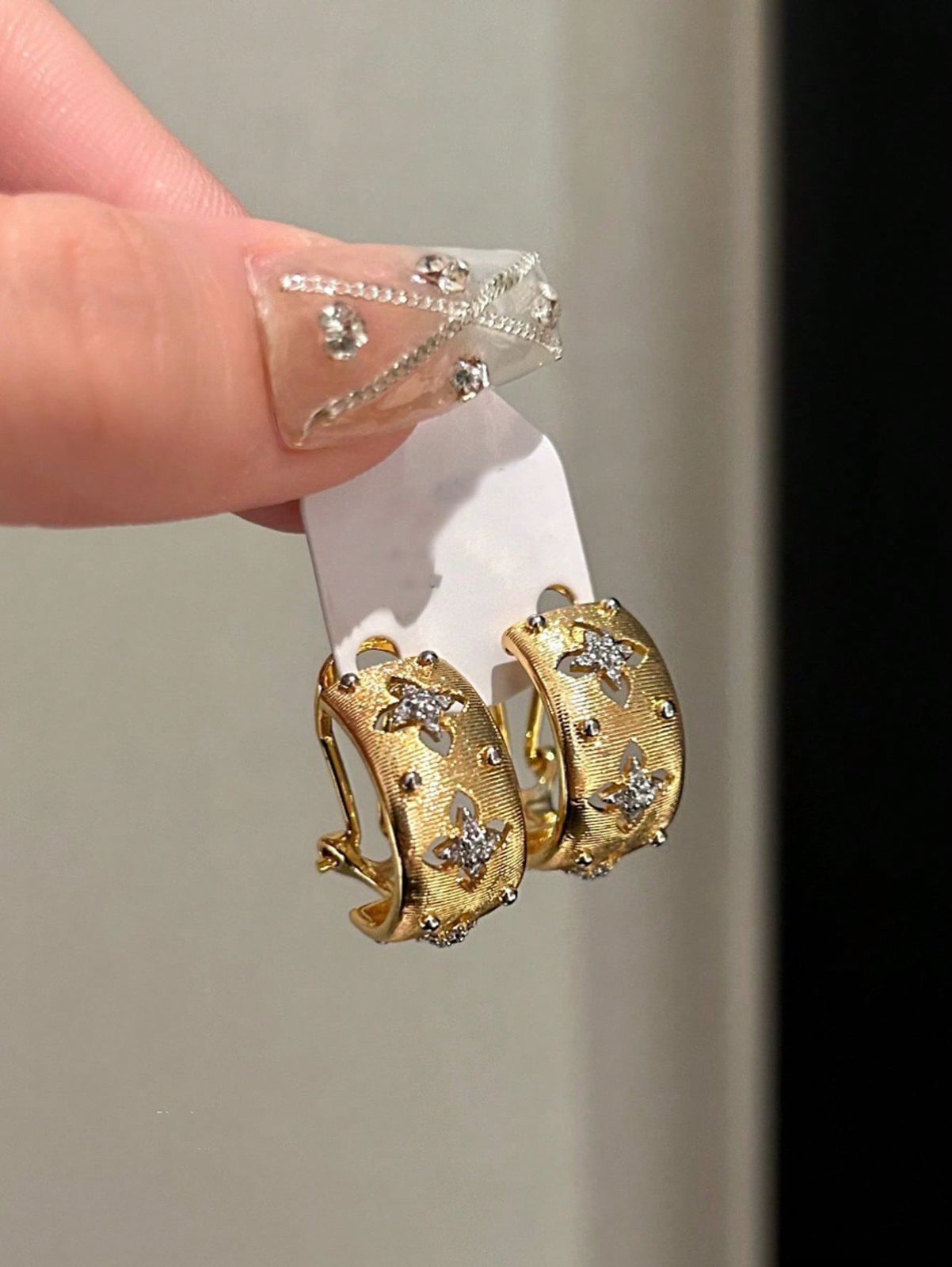 Vintage French Elegant Hollow Clover Textured Earrings, Chic & High-End Earring Hoops For Women