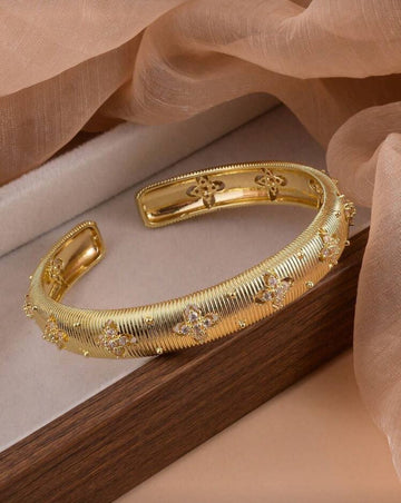 1pc High-Quality Ancient-Style Striated Snowflake Textured Carved Golden Cuff Bracelet With Rhinestones, Dual-Tone Plated, Vintage Palace Style, Luxurious And Elegant Women's Gift For Holidays