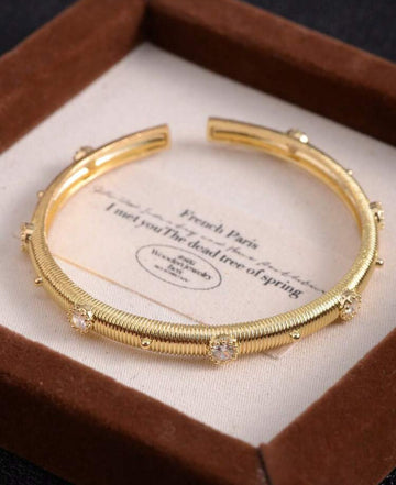 1pc High-Quality Vintage-Style Textured Snowflake Crafted Gold-Plated Bangle Bracelet With Rhinestones, Dual-Tone Regal Retro Luxurious Open Cuff Bracelet, Suitable As A Gift For Women