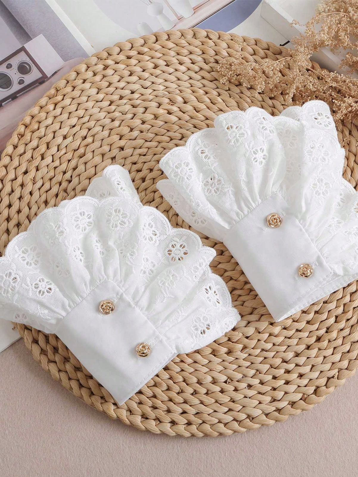1 Pair Women's Lace Cutout Button Decor False Sleeve Cuffs, Suitable For Going Out, Party Decoration