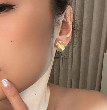 1pc Gold Textured Rhinestone Inlaid Round Stud Earrings, Niche Design, Versatile Vintage Style Suitable For Women's Daily Wear (Shipped Without Box)